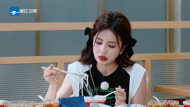 奔跑吧 第7季第5期 跑男来了 周深“沉浸式”接水秒变洗头